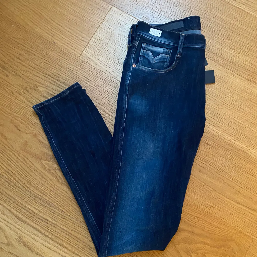 Bra skick strl 30/34 mörkblå med snygg wash stretch material . Jeans & Byxor.