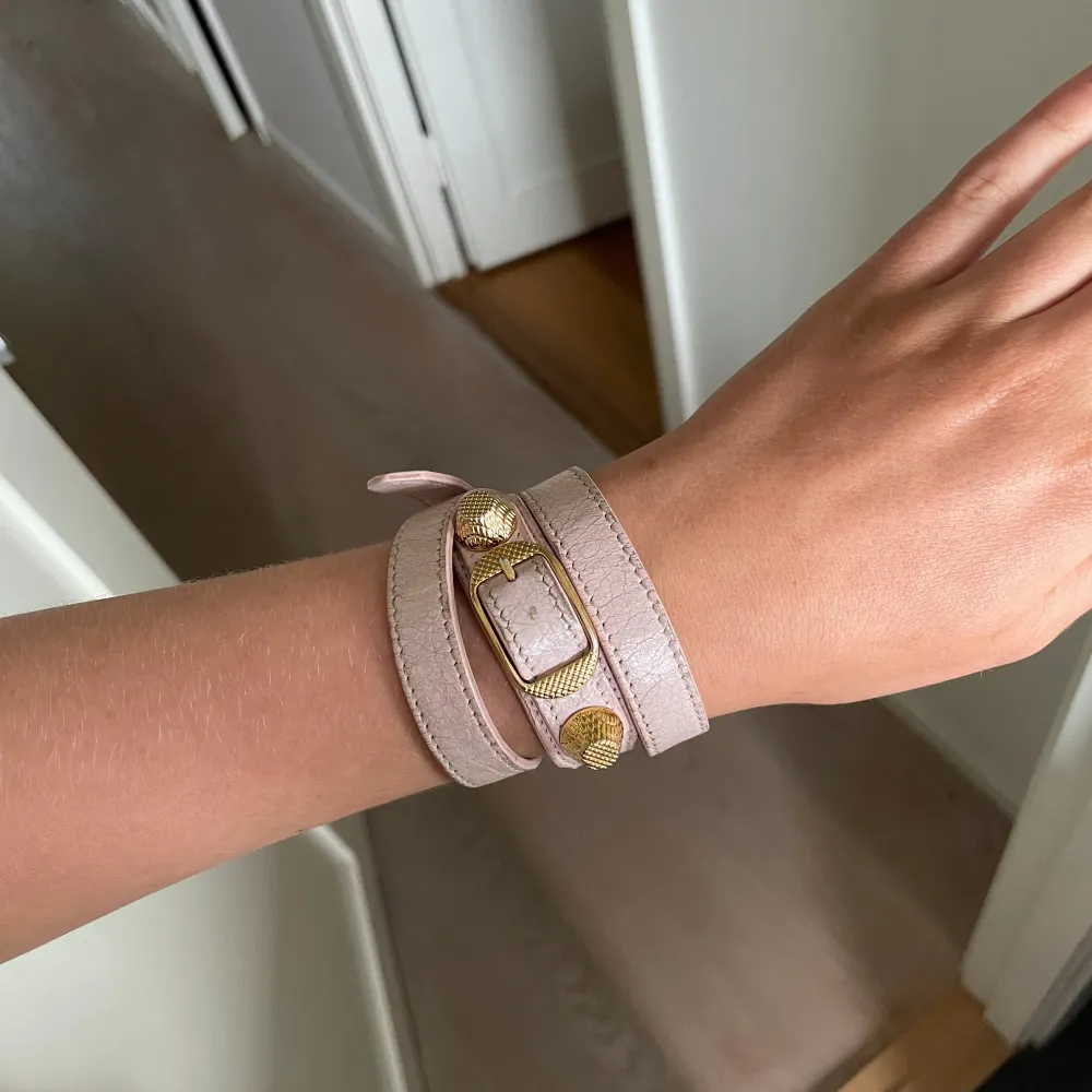 äljer detta supercoola Balenciaga nitarmbandet i ljusrosa. Har tyvärr inte kvitto eller box till men skickar med en annan låda till det. Bra skick men använt därav priset 💕. Accessoarer.