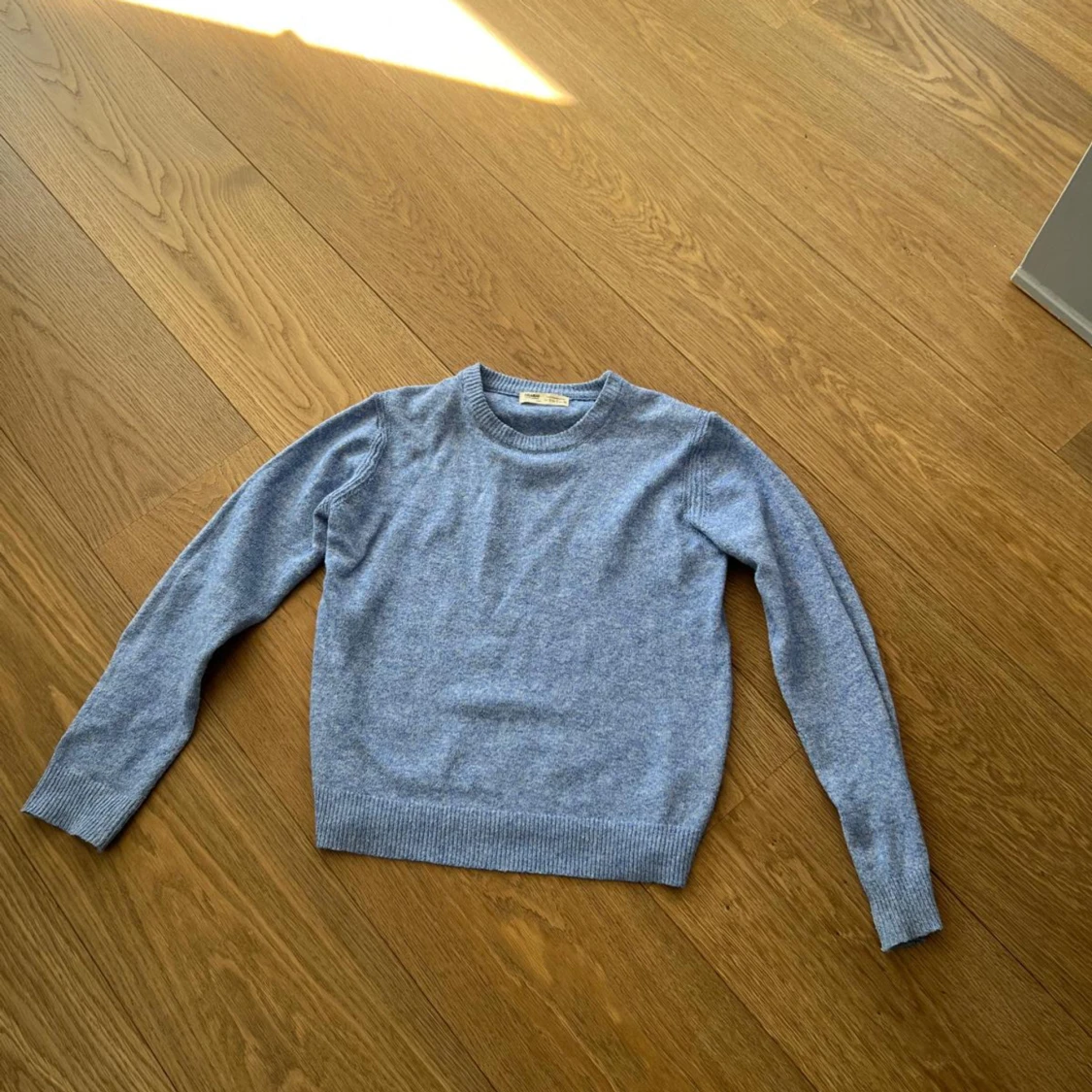 En jätte snygg blå tröja från Pull&Bear i storlek S - 90