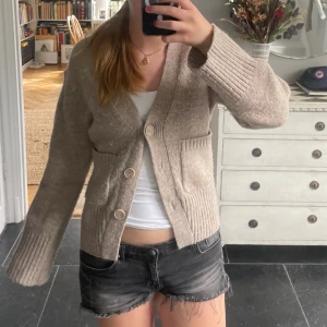 Kofta - Så mysig kofta från Gina Tricot. Skriv om ni har några frågor❤️😇