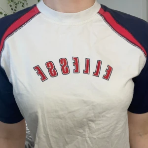 Ellesse t shirt 🫶🏻 - Jättefint skick & säljer då den inte riktigt kommer till användning längre 🫶🏻 står att den är i storlek JXL vilket är ungefär S-M i vuxenstorlek