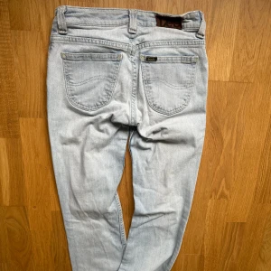 Vintage jeans - Ljusblå lee jeans från tidigt 2000 tal, är lågmidjade med lite bootcut på dem!!  Skicket är superbra, Står att storleken är 28-33 i byxan💚  Köparen står för frakt🚛💕