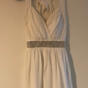 Vit klänning  - Vit klänning i gott skick  Alla paljetter/dimanter på på klänningen sitter kvar  Strl xs