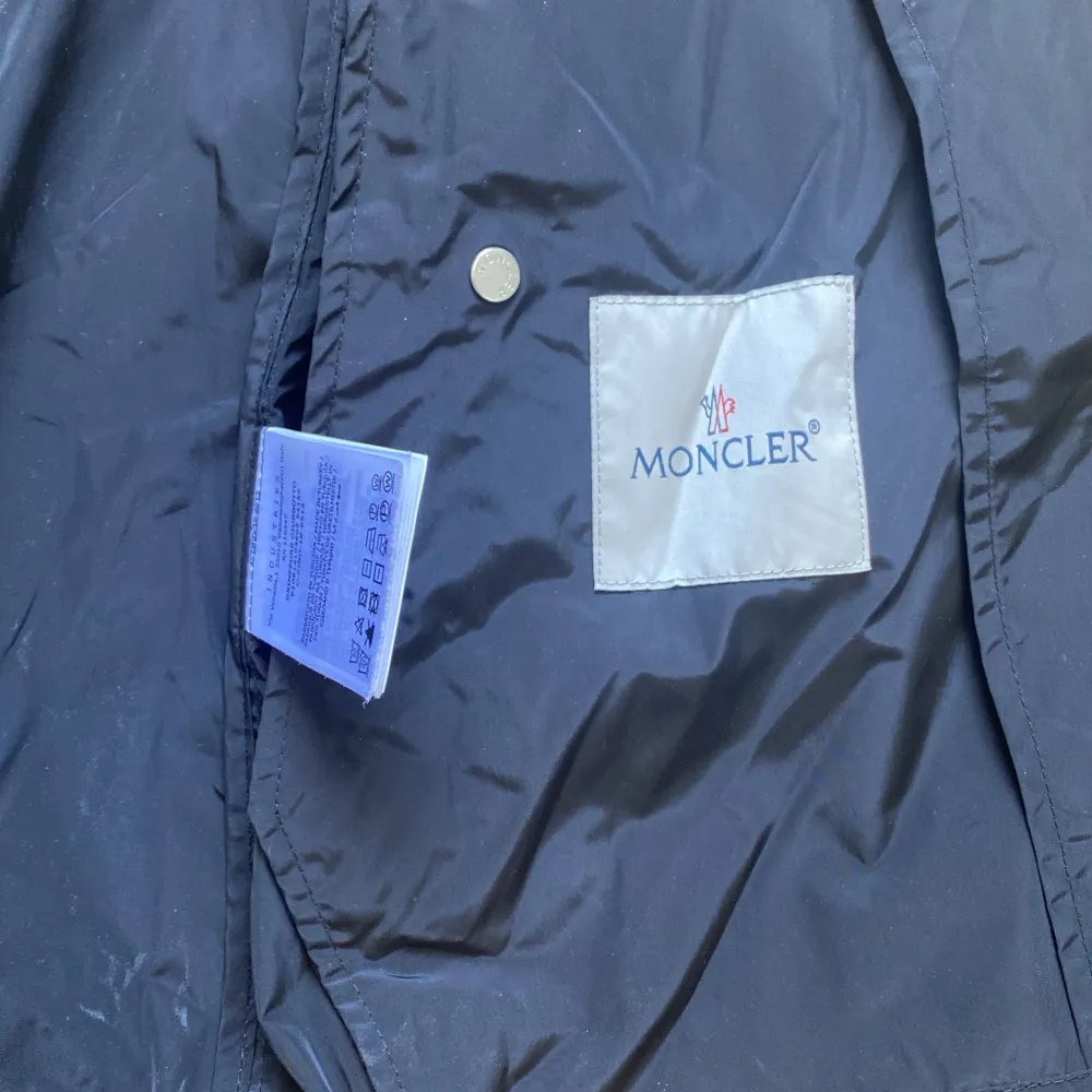 Säljer denna moncler windbreaker då jag inte använder den längre. Den är äkta. Kom gärna med bud!. Jackor.