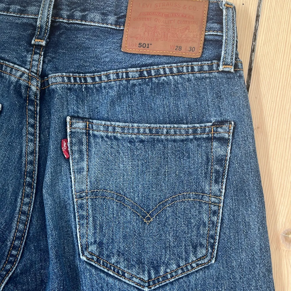 Säljer ett par jättefina Levis 501 jeans i storlek W28 L30 för ett väldigt bra pris. . Jeans & Byxor.