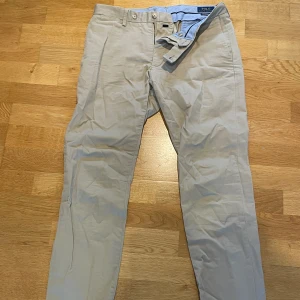 Ralph Lauren Chinos - Ralph Lauren Chinos. Nyskick, använda ett fåtal gånger. Riktigt stilrena och sköna.