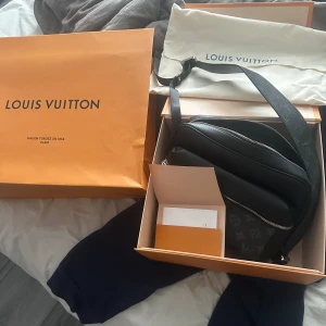 Louis vuitton  - Helt ny med dustbag och kvitto och box Har ba använts ett få tal gånger vill sälja på grund av att jag har andra väskor och har inget behov av den här  