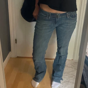 Brandy Melville jeans  - Säljer dessa brandy Melville jeans! Onesize men skulle säga att det är 36,38. Fint mönster (se sista bild)