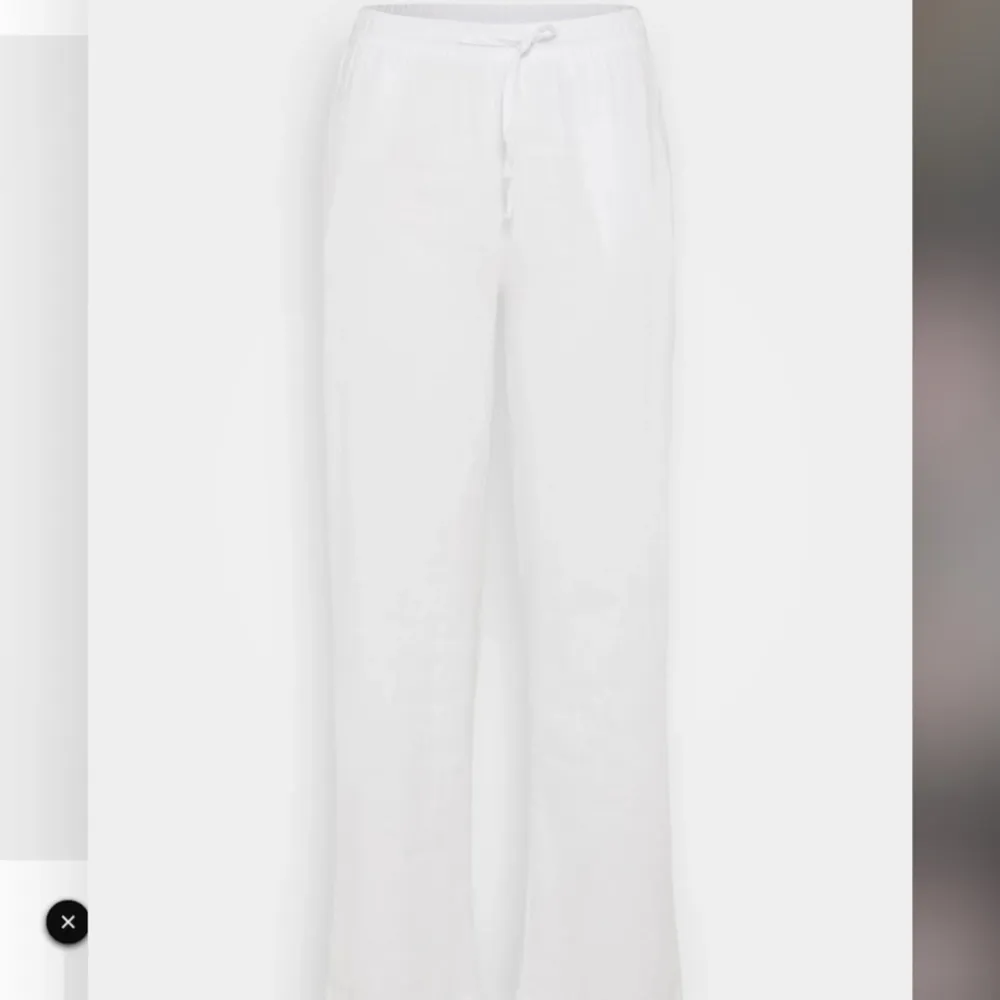 Vita linnebyxor från veromoda, passar den som är ganska kort. Jätte sköna och snygga. Säljer pga att de är för små❤️. Jeans & Byxor.