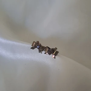 Örhängen med rosett och lila diamant - Metall är missfärgad, men fina ändå. 💗😊