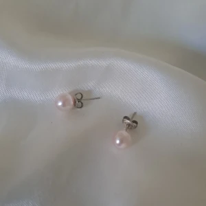 Örhängen med rosa pärla - Väldigt fina och söta.