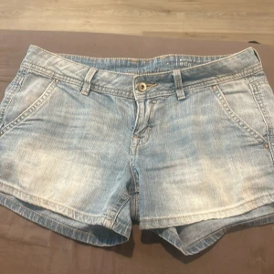 Snygga jeansshorts  - Lågmidjade vintage jeanshorts som är ljusblått. Bra kvalitet 