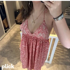 Mönstrad sommarklänning - Säljer denna assnygga mönstrade klänningen från Zara i strl M. Perfekt nu till sommaren🥰(Lånade bilder)