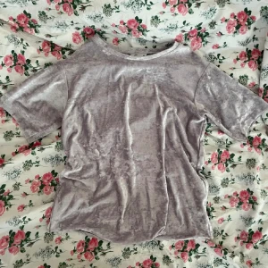 Sammet tröja  - En ljuslila t-shirt i krossat sammet från Cubus i strl XS, men är lite oversized så skulle mer säga S till passformen!💓