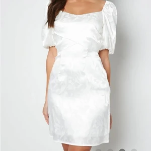 Såå fin vit klänning  - Säljer denna klänning då ja skulle haft den på studenten men kom aldrig till användning, även för tajt vid min byst.. 