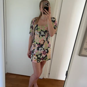 Sommarklänning  - Kort sommarklänning med länge armar