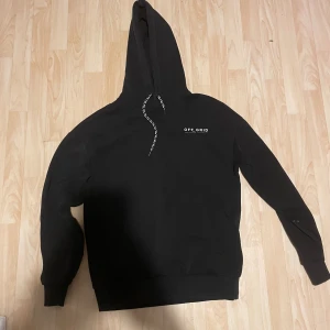 Hoodie Jack & jones - En svart hoodie från Jack & Jones med motiv på baksidan, ej använd på ett tag men har haft den i ungefär 1/2 år storlek M men jag skulle säga S Nytt pris 400 mitt pris 250