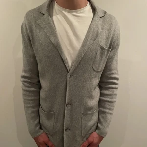 John Henric Cardigan - Hej! Säljer nu min sjukt snygga cardigan från John henric  Storlek S fits M skick 9,5/10 (inga defekter) Köpt för 1299kr  Säljs för 599kr 