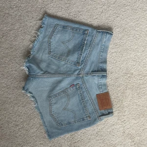Levi’s jeansshorts - Ett par ljusblå Levi’s shorts i jättefint skick! Passar en som har storlek 36, men också 34. Skriv vid intresse! 