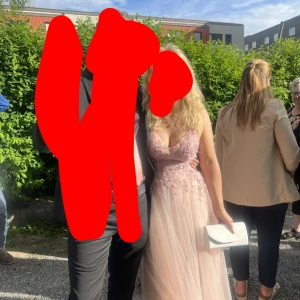 Balklänning - Är det någon som skulle vara intresserad av min balklänning? Använd 1 gång, nypris runt 3000kr Skriv för fler bilder 💖