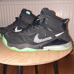 Jordan mars 270 green glow - Tja ett par jordans i st 38,5 som har tecken på slitage på tex tå boxen där det är lite vita skador av någon sort i hålen. Bara upphämtning i sävedalen.
