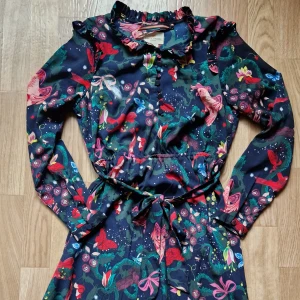 Holly & whyte - Jättefin och knappt använd klänning från holly & whyte. Perfekt till sommarfesterna! Liten i storleken.