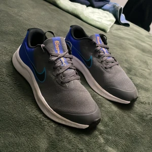 Nike skor  - Hej jag säljer ett par nike skor vill sälja dom för att de är för små skicka 8/10 har använt de sparsamt 