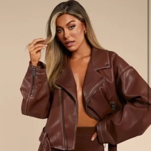 Brun skinn jacka  - Säljer denna bruna skinn jackan från Biancas kollektion med Nelly. Pågrund av att den inte kommer till användning. Jackan är i nyskick & säljs därför för 450kr, Nypris: 1000kr💕