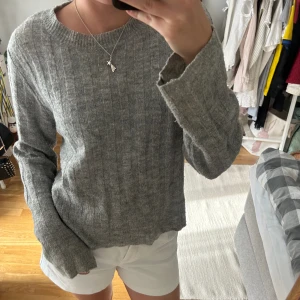 Stickad tröja - Grå tröja