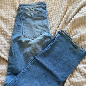 Bootcut lågmidjade jeans  - Använt några gånger! Helt okej skick! 