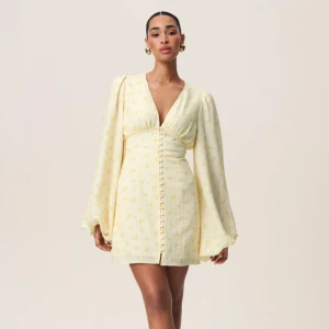 Adoore klänning - Aldrig använd klänning från adoore. Storlek 34, är slutsåld på deras hemsida. Kan skicka fler bilder om du vill☺️