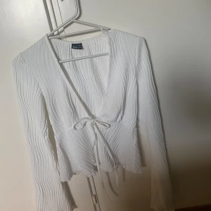 Vit blus - En vit blus, använd 1 gång Storlek XS