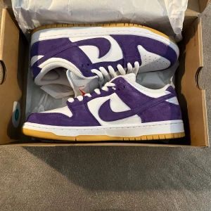 Sb dunk Court purple - Helt nya SB dunks. Kostar vanligtvis 2000kr och de har aldrig varit använda. 