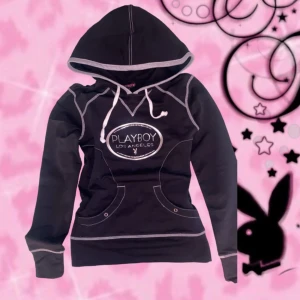 Playboy hoodie - Jätte fin playboy hoodie med rinestones💖 den är ganska liten i storleken💖