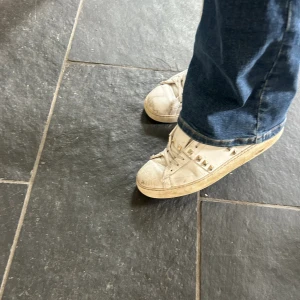 Valentino sneakers - Säljer nu mina valentino sneakers som är ganska slitna därav priset men smutsen på sulan går att tvätta bort.
