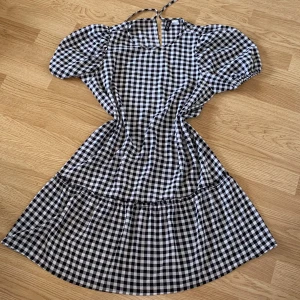 Rutig klänning  - En fin rutig klänning från h&m! Kort i modellen (slutar strax ovanför knäna) 