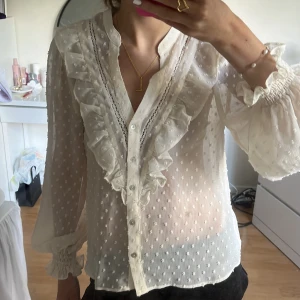 Beige/vit blus från zara - Supersnygg blus från zara i stl xs 💓