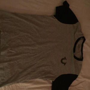 True Religion T-shirt - Grå true religion tröja  Storlek L knappt använd