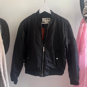 Bomberjacka  - Jätte snygg vår jacka!☀️💖orange tyg på insidan vilket jag själv tycker är ganska coolt men inget som syns när man har på sig den!💗💗