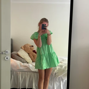 Zara klänning - Säljer denna zara klänningen från förra sommaren. Den är aldrig använd utan helt ny. Dock är den i barnstorlek men funkar även till mig som 17 åring på 170 cm.