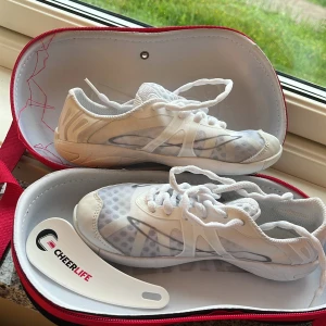 Cheerliding skor nfinity - Använda nästan aldrig för beställde fel storlek de är helt nya i skick kan diskutera pris kom privat om ni har några frågor