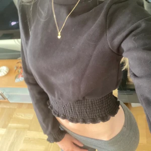 Söt smockad topp - Säljer en fin tröja som tyvärr är för liten för mig🥰 skönt och mysigt material☺️