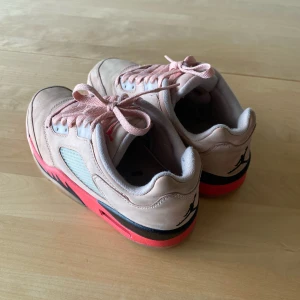 Jordan 5 Arctic Pink - Storlek 36,5 använt skick. Finns små hål i hälen. Nypris 1400kr