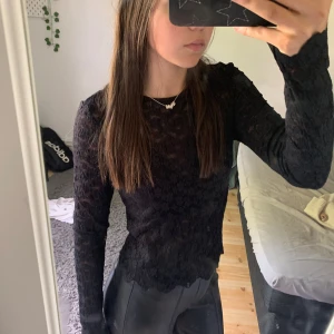 Svart Spetströja <3 - Använd 1 gång  Inga hål/skador Priset är prutbart 💓💓