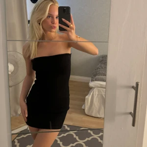 Svart tubklänning - Miniklänning som sitter perfekt på och som är superfin! Klänningen är helt oanvänd och har prislappen kvar!❣️Priset kan diskuteras vid snabb affär! 