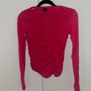 Rynkad topp - Säljer denna fina rynkade topp i storlek S. Ny skick endast testad. 