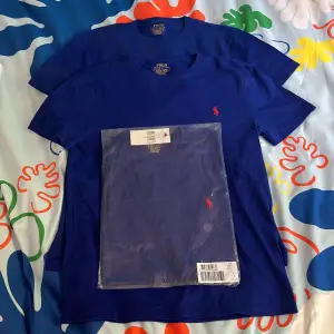 Tre stycken blåa Ralph Lauren T-shirts. Två stycken är öppnade men aldrig använda och en helt oöppnad. 250 kr styck och 600kr för alla tre.  PRIS KAN DISKUTERAS💗