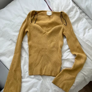 Säljer denna fina topp från hm. Använd endast två gånger!  - Förr fler info, skicka meddelande!