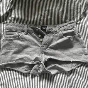 säljer ett par jeans shorts från lager 157, använda ett par gånger förra året. 🫶🏻
