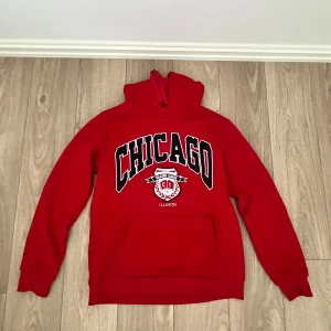Röd hoodie - Hoodie som är aldrig använt 